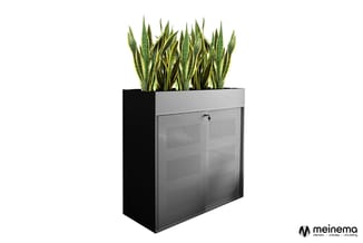Zwarte garderobekast met grijze schuifdeuren en ventilatiesleuven, afgedekt met zandplant.