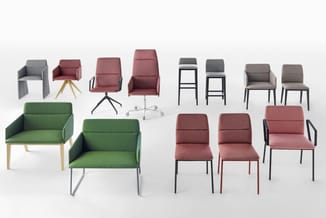 Collectie kantoormeubelen: groene en bordeauxrode stoelen en fauteuils in verschillende stijlen, grijze barkrukken, en grijze