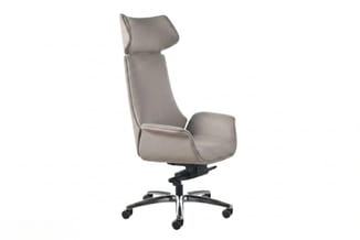 Grijze en witte ergonomische bureaustoel met hoog rugkussen op zwart onderstel met wielen.