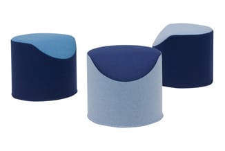 Drie ronde poefs in blauwe tinten: twee donkerblauwe met lichtblauw accent, één lichtblauw met donkerblauwe zitting.