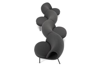 Grijze akoestische fauteuil met organische, ronde vormen op zwarte metalen poten, vrijstaand tegen witte achtergrond.