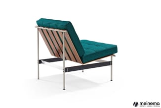Moderne lounge fauteuil met tealkleuring gewatteerde zitting, gestreepte houten rug, chromen frame en zwarte voetsteun.