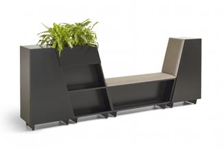 Modulaire kantoorbankset in donkergrijs met beige zitgedeelte, plantenbak en open vakken voor opslag.