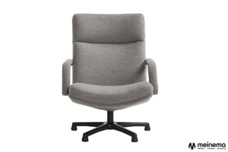 Grijze draaibare fauteuil met hoge rugleuning, gestoffeerd, zwart kruis onderstel, voorzien van armsteunen.