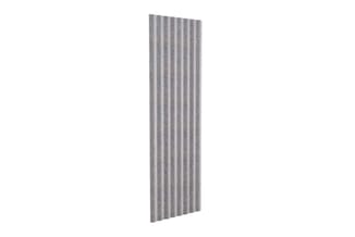 Grijze akoestische paneelwand met verticale ribbelstructuur, staand op witte achtergrond.
