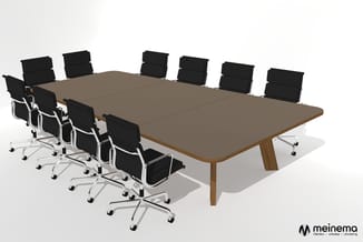 Vergadertafel met grijs blad en houten poten, omringd door zwarte bureaustoelen met wielen en chromen frame.