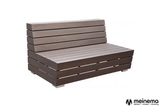 Houten loungemeubel/bank met horizontale latten, donkerbruine kleur, rechte zijleuning, zitgedeelte met grijze kussens, moder
