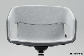 Grijze bureaustoel met ergonomische vorm, gezien van bovenaf. Lichtgrijs bekleding met donkergrijs zijpanelen. Zwarte voet zi