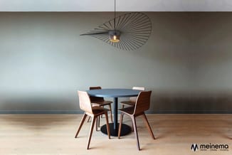 Moderne vergaderruimte met ronde zwarte tafel, vier houten stoelen met beige/witte bekleding, zwarte hanglamp boven tafel, gr