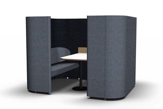Grijze akoestische belcel met gebogen wanden, zwart plafond, ingebouwde zitbank en ronde tafel voor concentratief werken.