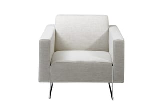 Beige stoffen fauteuil met armleuningen en zwarte metalen poten op witte achtergrond.