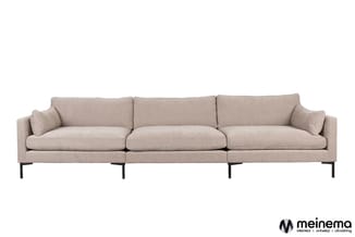 Driezitsbank met beige bekleding, drie aparte zitmodules, zwarte metalen poten, losse kussens, moderne opstelling.