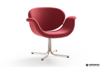 Rode draaibare fauteuil met gewelfde zitting, armsteunen en chromen kruispoot op witte achtergrond.