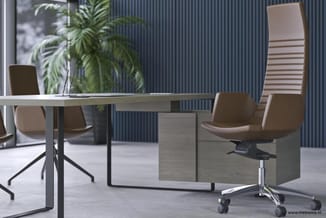 Modern kantoor met houten tafel, beige bureaustoel op wielen, houten bureau, groene plant en verticale blinde ramen.