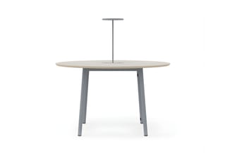Ronde vergadertafel met licht houten blad, grijs metalen onderstel met twee poten en centrale staander met T-vormige kop.