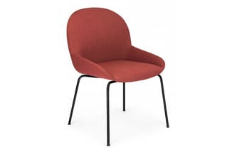 Rode gestoffeerde stoel met afgeronde rugleuning en zitting, zwart metalen pootframe, moderne vormgeving.