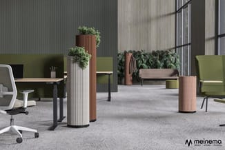 Modern kantoor met groene akoestische schermen, houten plantenbakken, ergonomische bureaustoelen, werkplekken en betonnen wan