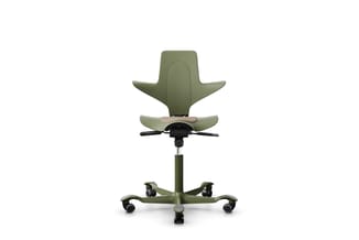 Groenachtige bureaustoel met ergonomisch ontwerp, stervoet op wielen, verstelbare zithoogte en armsteunen, vooraanzicht.