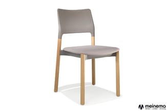 Moderne stoel met grijze kunststof rug en zitting, houten poten in natuurtint, op witte achtergrond.