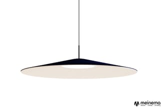 Zwarte hangende UFO-lamp met flat design, witte lichtuitstraling aan onderzijde, minimalistisch opgehangen aan zwarte staaldr