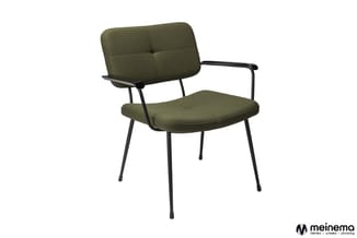 Groene stoel met armleuningen en zwart metalen frame, gevoerd zitgedeelte en gequilteerde rugleuning.