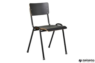 Zwarte stoel met zwart metalen frame, zwart kunststof zitting en rugleuning met houtaccenten, tegen witte achtergrond.