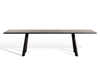 Zwarte vergadertafel met grijsblad en twee trapeziumvormige poten, vrijgesteld tegen witte achtergrond.