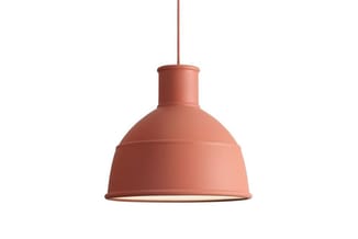 Rood/roze hangende pendellamp met koepelvormige metalen kap en cilindervormig ophangelement.