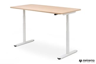 Elektrisch verstelbaar bureau met wit onderstel en licht houten blad, T-vormige poten met zwarte voetjes.
