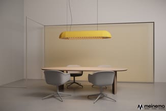 Moderne vergaderruimte met ovale tafel, twee grijze bureaustoelen, gele hanglamp en beige akoestische wand.
