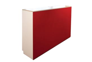 Rode receptiebalie met witte blad en beige zijpaneel, moderne rechthoekige vorm voor kantoorruimte.