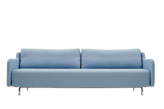 Lichtblauwe moderne bank met twee kussenrollen, metallic poten, tegen witte achtergrond.