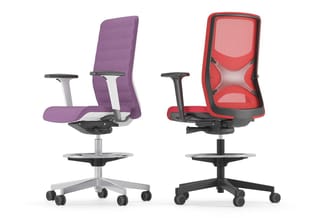 Twee ergonomische bureaustoel met netbespanning: paarse stoel met wit frame en rode stoel met zwart frame, beide op zwenk- en