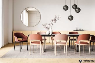 Moderne vergaderruimte met zwarte tafel, roze stoelen met houten poten, houten sideboard, ronde spiegel, hangende metalen lam