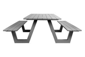 Picknicktafel met grijze houten blad en zitting, twee zijbanken, trapeziumvormige betonnen ondersteuning.