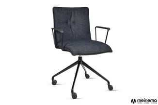 Zwarte bureaustoel met donkergrijze gestoffeerde zitting en rugleuning, zwarte metalen frame, armleuningen en wipvoet met wie