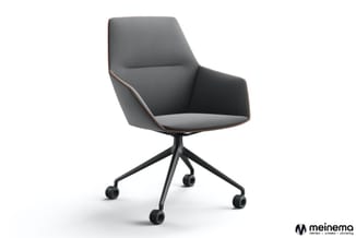 Grijze bureaustoel op wielen met zwart onderstel, ergonomische rugleuning en houten armsteundetails.