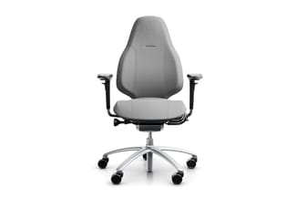 Grijze ergonomische bureaustoel met hoge rugleuning, verstelbare armleuningen en zilveren vijfsterrenvoet met zwenkwielen.