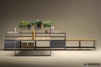 Modulaire kantoorkast in grijs en natuurhout met open vakken, gesloten laden en houten blad, versierd met hangende planten.