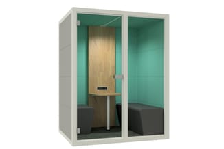 Akoestische belcel met witte frame, groene akoestische wanden, houten deur en werkblad, zwarte stoelen, grijze vloer.