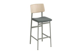 Barkruk met grijsgroene metalen frame, donkergrijze zitting en licht natuurkleurig houten rugleuning.
