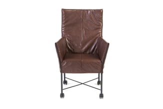 Bruine leren fauteuil met hoge rugleuning op zwart metalen onderstel met wielen en kruisverbinding.
