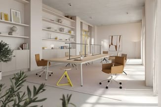 Modern kantoor met lange houten werkafels, bruine bureautoelen, witte wandkasten, gele kruk, zwart scheidingspaneel en groene