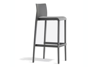 Grijze barkruk met gebogen rugleuning, zithoogte, footrest en minimalistisch frame design.