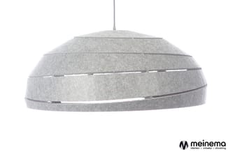 Hangende akoestische lamp in lichtgrijs vilt met horizontale gleufdetails en grijze ophanging.