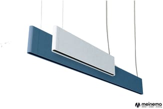 Hangende akoestische panelen in blauw en wit, rechthoekige vorm met afgeronde hoeken, opgehangen aan dunne draden.