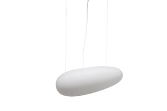 Witte hangende akoestische lamp met ovale vorm, opgehangen aan drie draadjes tegen witte achtergrond.
