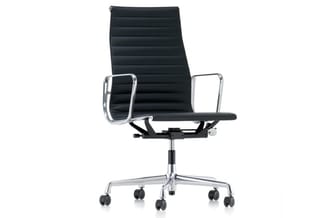 Zwarte kantoorstoel met horizontale stikseldetails, aluminium armleuningen en vijfpoots wielbasis op witte achtergrond.