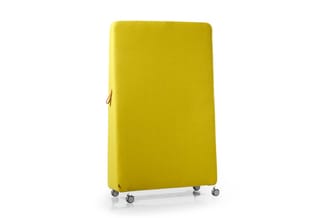 Geel akoestisch scherm op wielen met afgeronde hoeken, staande vrijstaand tegen witte achtergrond.