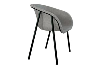 Grijze stoel met afgeronde rugleuning, zwarte metalen poten, moderne design op witte achtergrond.